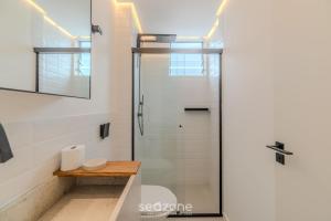 a bathroom with a shower and a toilet at EVAs - Apartamentos charmosos com vista mar em Floripa in Florianópolis +26 photos