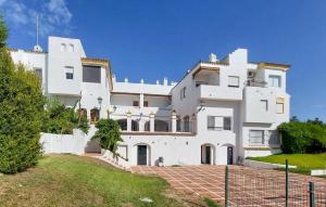 ein großes weißes Haus mit einem Garten in der Unterkunft Pet Friendly Apartment in El Puerto de Santa María