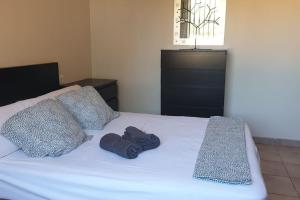 un letto con due cuscini e asciugamani di Islantilla Urbasur 1 dormitorio y terraza a Islantilla