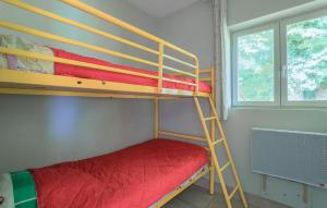 Palanda nebo palandy na pokoji v ubytování 2 Bedroom Amazing Home In Gueschart