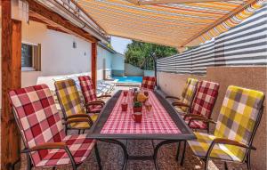 Πισίνα στο ή κοντά στο 5 Bedroom Lovely Home In Pavicini +53 φωτογραφίες