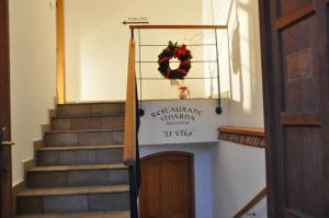 捷克布傑約維采的住宿－沃卡酒店，通往教堂的门,有花环和标志