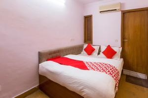 Postel nebo postele na pokoji v ubytování Hotel O Hotel Landmark Inn