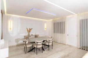 a dining room with a table and chairs at Luxury Duplex 3 Suites -Front Pool-Direct Pool Access in Marrakesh