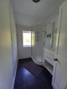 Koupelna v ubytování Charming Village Cottage with Hot Tub