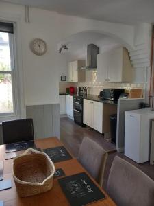 Kuchyň nebo kuchyňský kout v ubytování Charming Village Cottage with Hot Tub