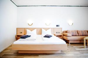 a bedroom with a bed and a couch at Smart Resorts B&B2 BB2 308 in Winterberg