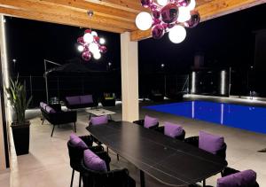 una mesa y sillas con una piscina en el fondo en Alba Gold LUXURY SUITE & VILLA, en Cefalú 39 fotos más