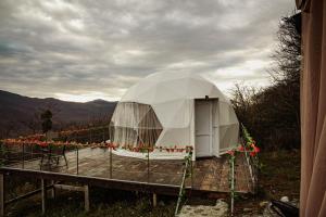 Nespecifikovaný výhled na hory nebo výhled na hory při pohledu z luxury tent