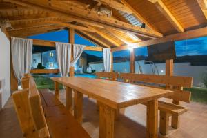 Televízia a/alebo spoločenská miestnosť v ubytovaní Traditional Comfort Casa Natura with 36m2 Pool