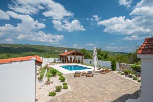 Bazén v ubytovaní Traditional Comfort Casa Natura with 36m2 Pool alebo v jeho blízkosti