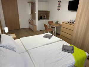Postel nebo postele na pokoji v ubytování Hotel Kreuz Renchen