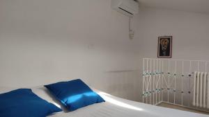 A bed or beds in a room at Lo Scoiattolo