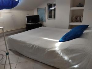 A bed or beds in a room at Lo Scoiattolo