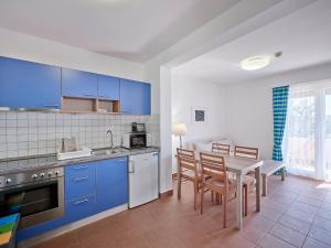 Koversada Apartments Naturist Park的厨房或小厨房