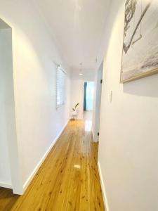 Fotografie z fotogalerie ubytování 3-Bedroom House near Train Station with Netflix v destinaci Revesby