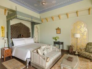 Raffles Jaipur客房内的一张或多张床位