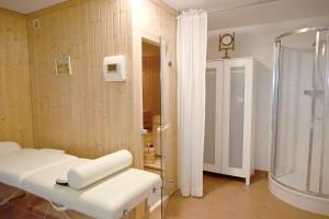 ein Bad mit einer Dusche und einer weißen Bank. in der Unterkunft Chalet Attersee - ganzes Ferienhaus, Seeblick, Kamin, Sauna in Nussdorf am Attersee