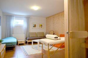 Ein Sitzbereich in der Unterkunft Chalet Attersee - ganzes Ferienhaus, Seeblick, Kamin, Sauna