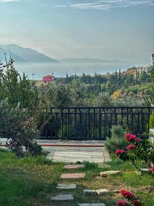 a garden with a fence and a view of the water at Luna Home Club in Samandağı