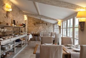 A restaurant or other place to eat at Le Mas De La Rose - Les Collectionneurs