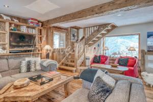 ムジェーヴにあるChalet Hermineのソファとテーブルのあるリビングルーム