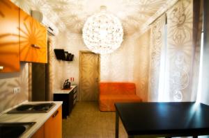 uma cozinha com um lustre e uma cadeira laranja em Domus Diana em Roma