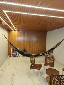Zimmer mit einer Hängematte an der Wand in der Unterkunft Casa em Jacumã in Conde