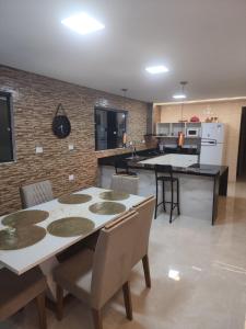 eine Küche mit Tisch und Stühlen in einem Zimmer in der Unterkunft Casa em Jacumã in Conde