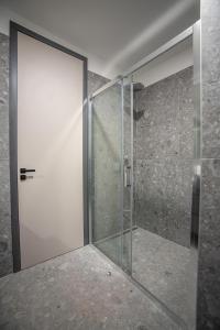 una doccia con una porta in vetro in un bagno di Apartman Noovi - With private parking a Pola (Pula) Altre 16 foto