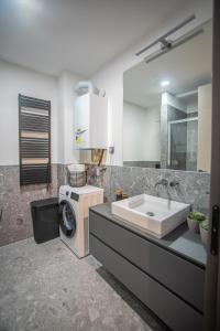 un bagno con lavatrice e lavandino di Apartman Noovi - With private parking a Pola (Pula)