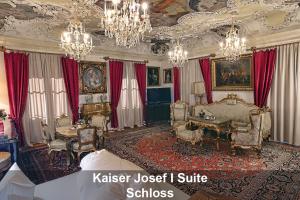Uma área de estar em Schloss Hotel Fernsteinsee