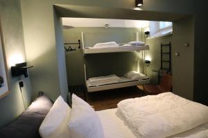 Posteľ alebo postele v izbe v ubytovaní STF Långholmen Hostel