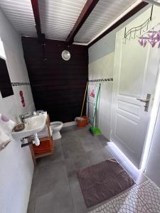 Koupelna v ubytování Sous le manguier + 11 fotografií
