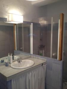 Ένα μπάνιο στο Apartamento primera linea de playa