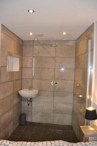 Ένα μπάνιο στο House with Sauna near center - 200 m² +41 φωτογραφίες