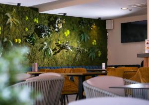 A restaurant or other place to eat at INN Mallorca Aparthotel Még 37 kép