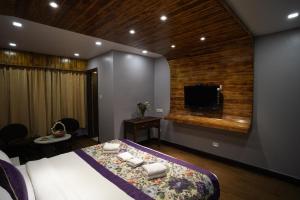 TV a/nebo společenská místnost v ubytování Mount Conifer Suites & Spa