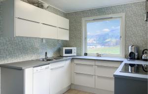 Η κουζίνα ή μικρή κουζίνα στο 3 Bedroom Nice Home In Mjosundet