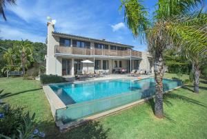 Πισίνα στο ή κοντά στο Owl Booking Villa Tereu - Luxury Retreat with Mountain Views