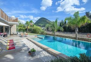 Πισίνα στο ή κοντά στο Owl Booking Villa Tereu - Luxury Retreat with Mountain Views