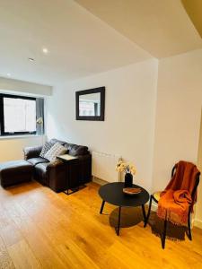 クロイドンにあるLuxury Flat in London, Croydonのソファとテーブルのあるリビングルーム +3枚の写真
