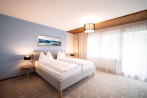 Letto o letti in una camera di Seeblick Höhenhotel