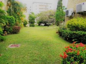 Secure, Gated Oasis close to City外面的花园
