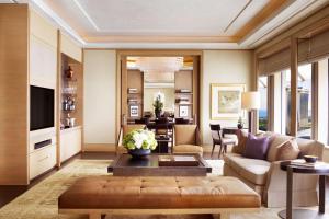 TV a/nebo společenská místnost v ubytování The Ritz-Carlton, Millenia Singapore