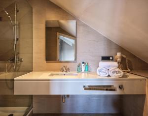 a bathroom with a sink and a mirror at As Garzas in Barizo