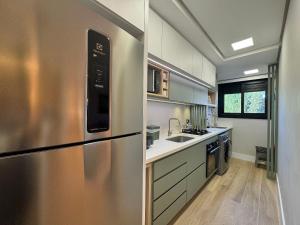 A cozinha ou cozinha compacta de Monte Lussari 203A - Apê NOVO no Bavária Gramado