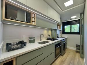 A cozinha ou cozinha compacta de Monte Lussari 203A - Apê NOVO no Bavária Gramado