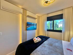 Cama ou camas em um quarto em Monte Lussari 203A - Apê NOVO no Bavária Gramado