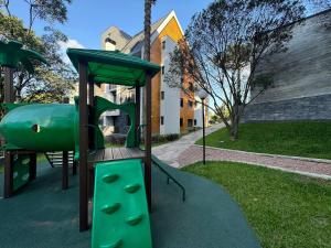 Parquinho infantil em Monte Lussari 203A - Apê NOVO no Bavária Gramado